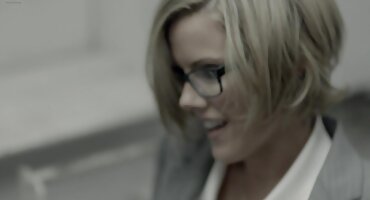 লুসি লি একটি বাংলা ভিডিও সেক্স গান সাদা মুখোশ পরা একটি লোকের সাথে বেনামী সেক্স চেয়েছিলেন এবং চুষছেন.