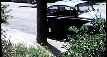 একটি সবুজ টুপি এইচডি হট সেক্স ভিডিও পরা বামন একটি সুন্দর কুত্তা জেসমিন ক্যারোর যৌনসঙ্গম দেখছে।