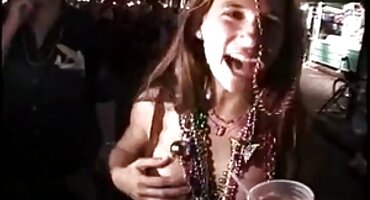 প্রভাবশালী মহিলা ক্রীতদাসের শিশ্ন চুষে দেয় এবং প্রতিশোধের বেঙ্গলি হট সেক্স ভিডিও জন্য লোকটির গাধা চুষে দেয়।