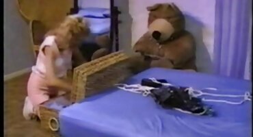 লাল চুল দিয়ে পরিপক্ক দেশী হট সেক্স ভিডিও নগ্ন মহিলা তার পাছা দেখায়।