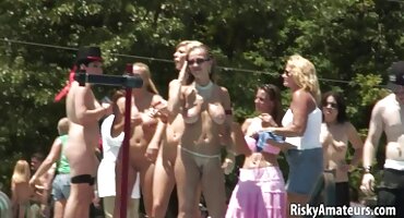 একটি পরিপক্ক মহিলা নিজেকে যত্ন করে এবং এইচডি হট সেক্স ভিডিও তার cunt বন্ধ jerking থেকে একটি প্রচণ্ড উত্তেজনা ধরা