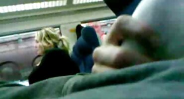 মিলিটারি প্যান্ট পরা একজন মহিলা তার পায়ের মাঝখানে একটি গর্ত দিয়ে তার ভগ ফাক করে। বাংলা হট সেক্স ভিডিও