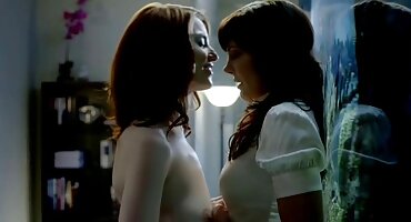 দুই বেশ্যা একটি ঘুমন্ত লোকের শিশ্নকে হস্তমৈথুন করে এবং সে একটি ব্লোজব থেকে সেক্স ভিডিও হট cums