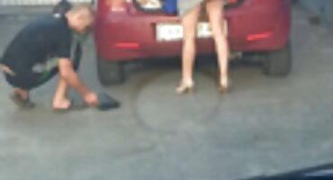 বাটলার টেবিলে ভদ্রমহিলাকে চোদাচ্ছে, এবং প্রভু হট ভিডিও সেক্স বিপরীতে বসে খাচ্ছেন।