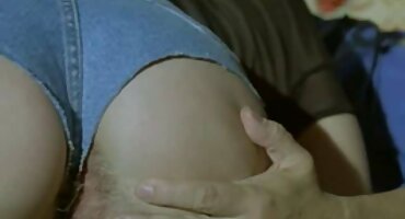 মেয়েটি তার বন্ধুর সাথে থাকে এবং তারা লেসবিয়ান সেক্স শুরু করে। বাংলা হট সেক্স ভিডিও