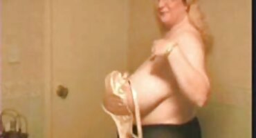 একটি স্বর্ণকেশী বেশ্যা এর ভগ একটি লোক এর মোটা শিশ্ন উপর লাগানো হয় এবং fucked. এইচডি হট সেক্স ভিডিও