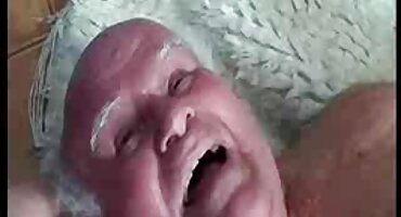 ইংরেজ বেশ্যারা দেখলো হট ভিডিও সেক্স লোকটা কিভাবে কার্পেটে শেষ করেছে.