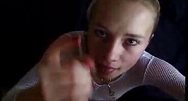 লাল রঙের লেগিংসে একটি শ্যামাঙ্গিনী তার হট মম সেক্স ভিডিও স্তন এবং ভঙ্গি দেখায়।