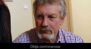 পুরুষের শুক্রাণুর স্রোত প্রবাহিত হওয়ার সময় তিনি একটি বড় মোরগের দেশী হট সেক্স ভিডিও উপর তার জিহ্বা চালান।