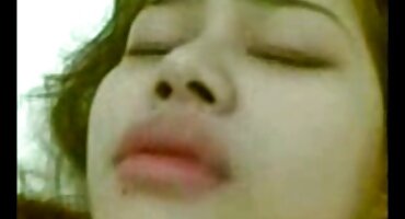 বড় মাই সহ একটি পরিপক্ক সেক্স ভিডিও হট মহিলা একটি যুবকের লম্বা বাঁড়া চুষছে।