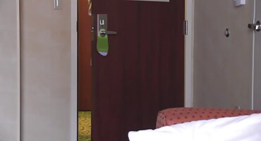 একটি সাদা লোক লোভের সাথে একটি কালো মহিলার ভোদা চাটছে এবং তার গর্তে সেক্স ভিডিও হট আঘাত করছে।