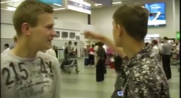 একটি রিসোর্টে একটি স্বর্ণকেশী একটি টাক লোকের হট হট সেক্স ভিডিও মোরগ চুষে এবং গর্ত করে