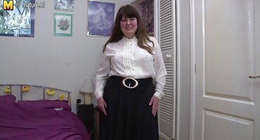 ব্যস্ত গৃহবধূ তার ড্রেসিং গাউন হট সেক্সি বিএফ খুলে ফেলে এবং তার ভগ হস্তমৈথুন করে।