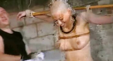 মেয়ে মেয়ের উপর প্রস্রাব করে এবং তারপর তারা ভগ বন্ধ করে দেয়। ইংলিশ সেক্স ভিডিও হট