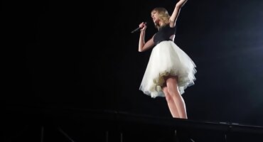 একটি অল্পবয়সী মেয়ে একটি টাক মানুষের কাছে এসেছিল, যাকে সে ইংলিশ সেক্স ভিডিও হট গুদে চুদেছিল