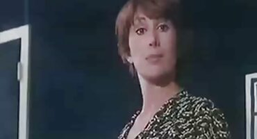 হর্নি ভিডিও হট সেক্স মেয়ে মডেল স্টুডিওতে তার মুখ এবং ভগ হস্তমৈথুন