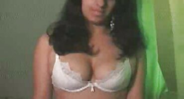 অফিসের চেয়ারে উপপত্নী হট সেক্স ভিডিও হস্তমৈথুন অনুকরণ করে এবং ক্রীতদাসদের জয় করে।