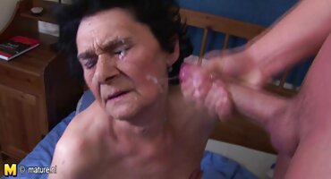 উপপত্নী একটি BDSM শোতে একজন পুরুষের সাথে দুই ক্রীতদাসকে হাত দিয়ে চোদাচ্ছে। হট সেক্সি বিএফ