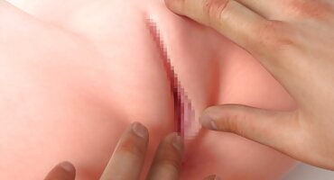 Busty টিভি স্টুডিও স্লাট তার হট ভিডিও সেক্স মুখ এবং ভগ দুটি বড় dicks পায়