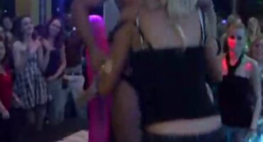 গাধা তার চামড়ার প্যান্ট খুলে ফেলে এবং একজন শক্তিশালী পুরুষের সাথে বাংলা হট ভিডিও সেক্স সেক্স করে।