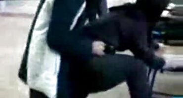 স্টকিংস মধ্যে গরম হট ভিডিও সেক্স কুক্কুট সোফা উপর একটি টাইট ভগ fucked পায়