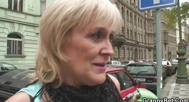 উপপত্নী ইংলিশ হট সেক্স ভিডিও তার মাথায় একটি স্টকিং রাখা এবং একটি strapon সঙ্গে fucked