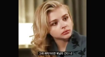 একটি ডোরাকাটা টি-শার্ট পরা একটি স্বর্ণকেশী একটি পিক-আপ শিল্পীর সাথে যৌনসঙ্গম করতে বেঞ্চ থেকে নেমে হট ভিডিও সেক্স গেল।