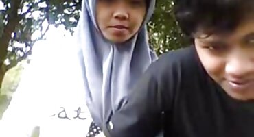 কামানো মাথাওয়ালা লোকটি তার গার্লফ্রেন্ডের আঁটসাঁট ভগ সেক্সি হট বিএফ তার শিশ্নের উপর রাখবে.