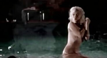 সন্ধ্যায়, সৈকতে, একজন টাক লোক সেক্স ভিডিও হট একটি সুন্দর স্বর্ণকেশী রোপণ করেছিল