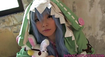 নগ্ন স্লাট তার পা হট সেক্সি বিএফ তুলেছে এবং ক্যামেরার কাছে তার ভগ এবং মলদ্বার দেখায়