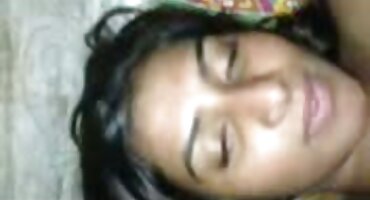 অন্তর্বাস হট হট সেক্স ভিডিও পরা মেয়েটি ভঙ্গি করে এবং পায়ুপথে ঝাঁকুনি দিতে শুরু করে