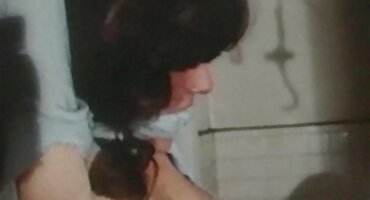 মেয়েটি সানি লিওনের হট সেক্স ভিডিও তার বান্ধবীকে লোমশ কান্ট দেয়।