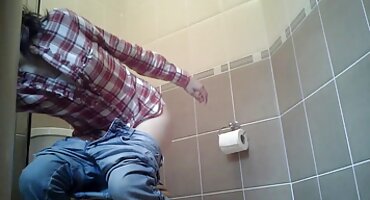 মেয়েরা ডিলডো হিসাবে তাদের হাত ব্যবহার করে এবং গভীর ফিস্টিং সেক্স ভিডিও হট করে