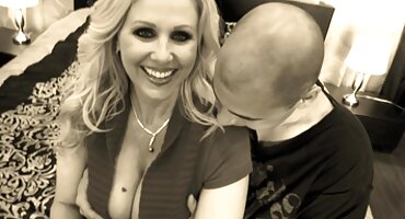 যখন কুক্কুট হট মম সেক্স ভিডিও ম্যাসেজ করতে গিয়েছিল, সে চোদার আশা করেনি।