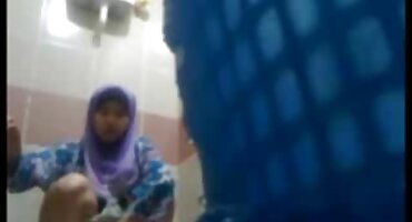 সুন্দর যুবক স্বর্ণকেশী ক্যামেরায় পাছায় চোদাচুদি করছে এবং মোরগ চুষছে। হিন্দি হট সেক্স ভিডিও