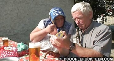 গোলাপী অন্তর্বাস পরিহিত একটি বাংলা হট সেক্স ভিডিও স্বর্ণকেশী এবং একটি অ-রাশিয়ান পিজডোলিজ একটি যৌনসঙ্গম কাদা করেছে