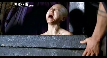 সাদা স্টকিংস পরা রানী ক্রু সামনে একটি জলদস্যু হট সেক্সি বিএফ সঙ্গে fucks