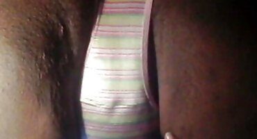 একটি চামড়ার সোফায় সুন্দরভাবে cums একটি chiseled চিত্র সঙ্গে একটি শ্যামাঙ্গিনী ভিডিও হট সেক্স