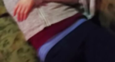 পরিপক্ক নগ্ন বাংলা হট সেক্স ভিডিও মহিলা তার পায়ের মধ্যে লোমযুক্ত ভগ একাকী ভঙ্গি করছে।