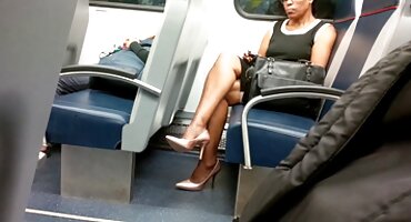 একটি ম্যাসেজ সোফা উপর একটি চমত্কার busty শ্যামাঙ্গিণী সুন্দর যৌনসঙ্গম হট বাংলা সেক্স ভিডিও